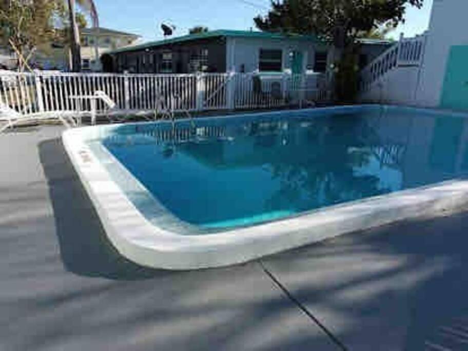 Private One-Bedroom 8 -Directly Across From Beach St. Pete Beach Exteriér fotografie
